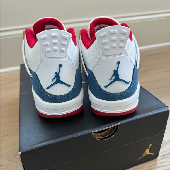 Brand new Grade school Jordan 4 MESSY ROOM w/extra laces and OG BOX - Picture 4 of 11